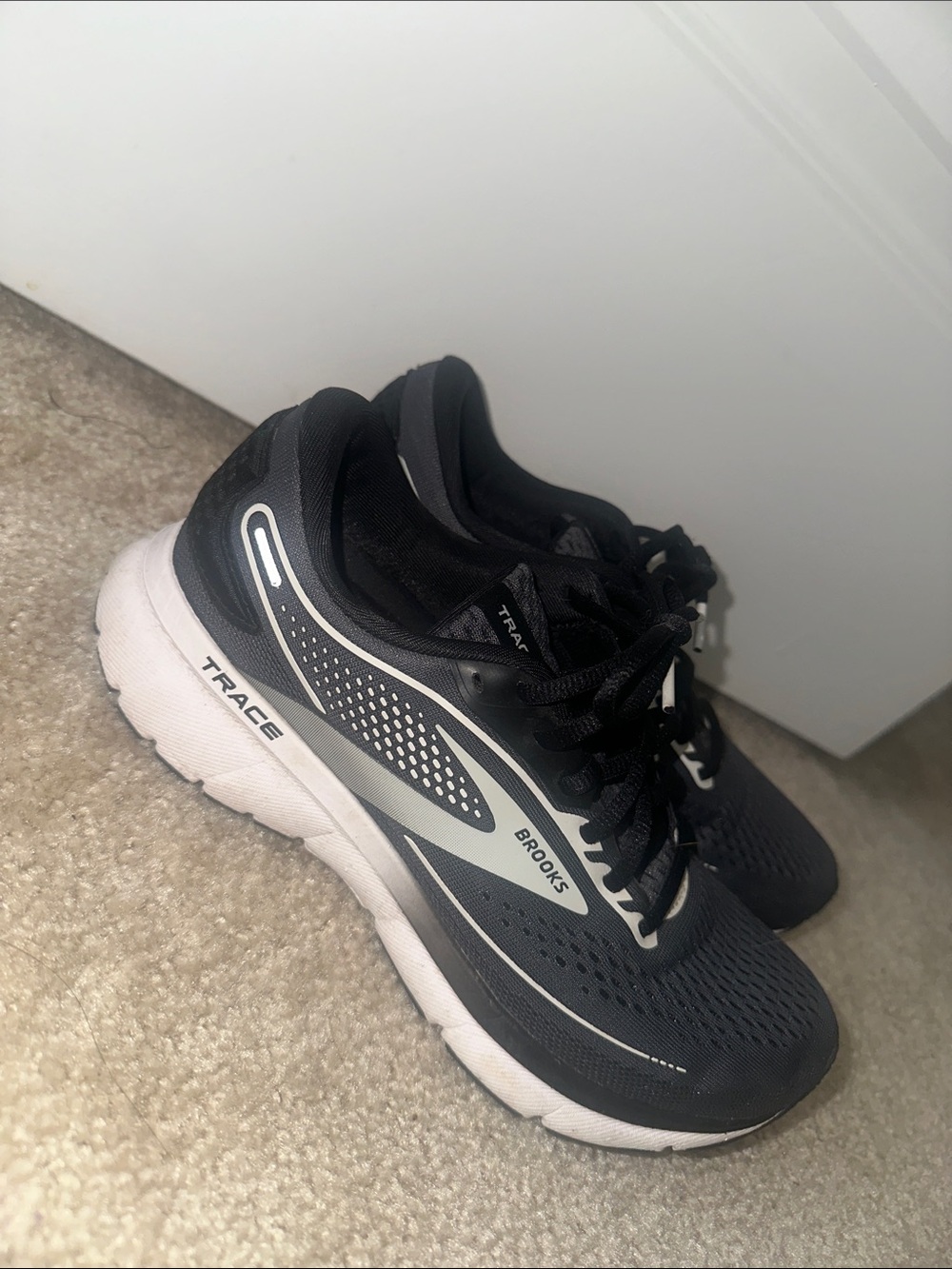 Brooks Trace Women’s Running Shoes in Black and White U.S Size 8.5